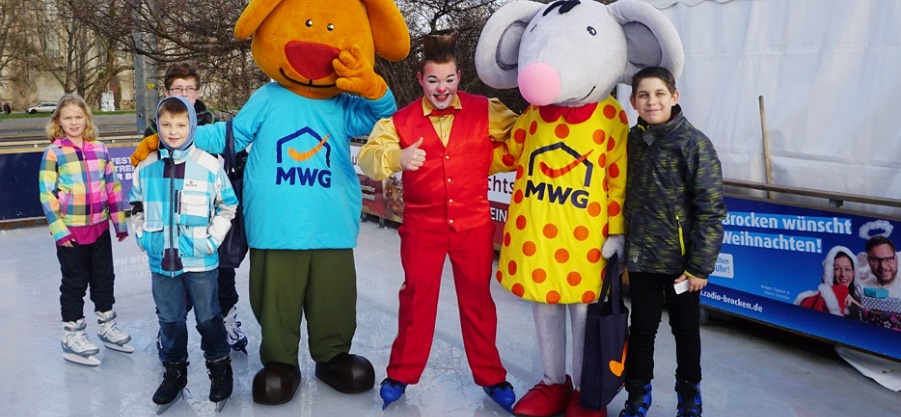 Susi, Tino und Clown Bruno auf dem Eis